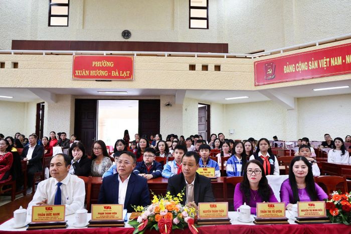 Các đại biểu tham dự chương trình
