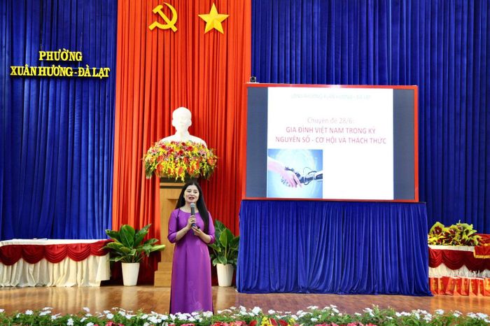 Bà Nguyễn Thị Minh Hiếu, Giám đốc Trung tâm Chính trị Đà Lạt trình bày chuyên đề “Gia đình hạnh phúc - Nền tảng của quốc gia thịnh vượng”