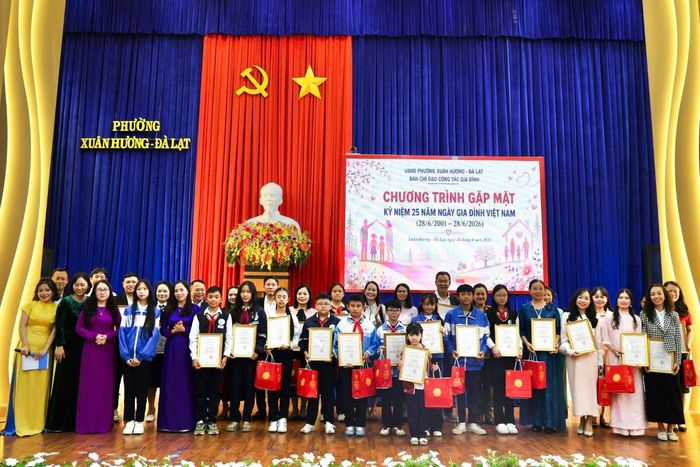 Các tác giả đạt giải Cuộc thi viết “Điều con muốn nói với gia đình” và Cuộc thi ảnh “Khoảnh khắc yêu thương gia đình” chụp ảnh lưu niệm cùng Ban Tổ chức