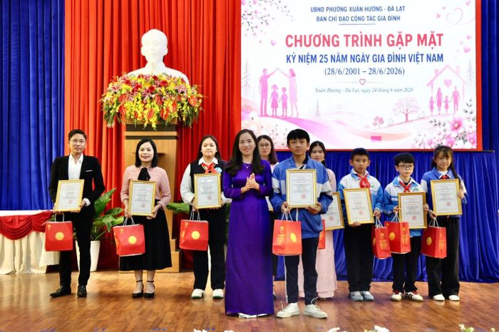 Bà Phan Thị Xuân Thảo, Phó Chủ tịch UBND phường, Trưởng Ban Chỉ đạo công tác gia đình phường Xuân Hương - Đà Lạt trao giải Nhất Cuộc thi viết “Điều con muốn nói với gia đình”