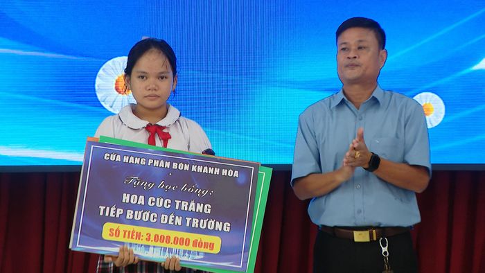 Mạnh thường quân chia sẻ cùng em Mỹ Châu