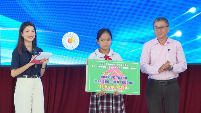 Phòng Giao dịch Ngân hàng Chính sách Xã hội Đức Linh tặng học bổng cho em Mỹ Châu