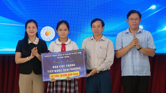 Đảng ủy, HĐND, UBND, Ủy ban MTTQ Việt Nam xã Nam Thành trao học bổng cho em Mỹ Châu