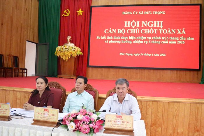 Các đồng chí chủ trì hội nghị