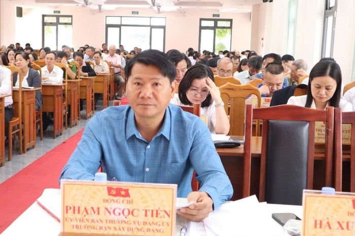 Cán bộ chủ chốt toàn xã tham dự hội nghị
