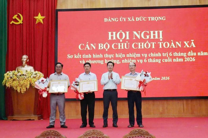Đồng chí Trần Trung Hiếu, Bí thư Đảng ủy xã trao tặng Bằng khen của Ban Thường vụ Tỉnh ủy Lâm Đồng cho 3 đảng viên của Đảng bộ xã hoàn thành xuất sắc nhiệm vụ 5 năm liền giai đoạn 2021 - 2025