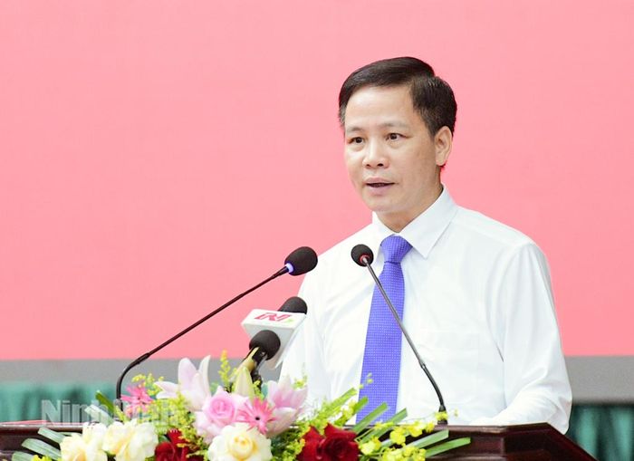 Đồng chí Trần Quốc Hoàn, Viện phó Viện Kiểm sát nhân dân tỉnh báo cáo kết quả công tác 6 tháng đầu năm và phương hướng, nhiệm vụ công tác 6 tháng cuối năm 2026.