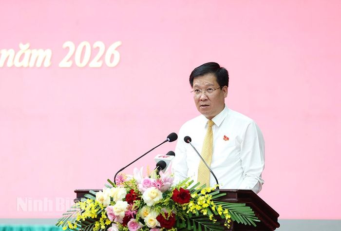 Đồng chí Lê Xuân Huy, Tỉnh ủy viên, Phó Chủ tịch HĐND tỉnh trình bày báo cáo kết quả giám sát việc giải quyết các ý kiến, kiến nghị của cử tri.