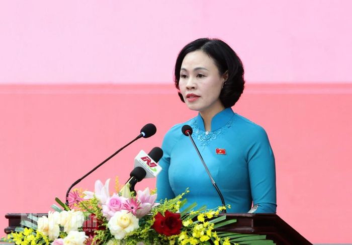 Đồng chí Trần Thị Hồng Thanh, Tỉnh ủy viên, Phó Trưởng đoàn chuyên trách Đoàn ĐBQH tỉnh báo cáo kết quả Kỳ họp thứ nhất Quốc hội khóa XVI và hoạt động của Đoàn ĐBQH tỉnh tại kỳ họp.