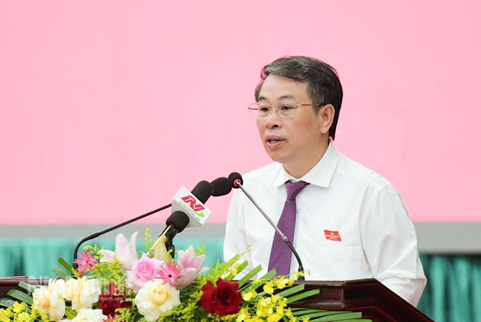 Đồng chí Bùi Hoàng Hà, Ủy viên Ban Thường vụ Tỉnh ủy, Phó Chủ tịch Thường trực HĐND tỉnh trình bày Báo cáo tóm tắt kết quả công tác của Thường trực HĐND tỉnh 6 tháng đầu năm, nhiệm vụ trọng tâm 6 tháng cuối năm 2026.