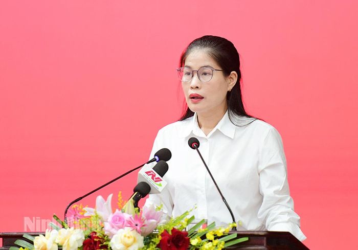 Đồng chí Trần Thị Thoa, Phó Chủ tịch Ủy ban MTTQ Việt Nam tỉnh trình bày thông báo về hoạt động của MTTQ tham gia xây dựng chính quyền 6 tháng đầu năm và phương hướng, nhiệm vụ 6 tháng cuối năm 2026.