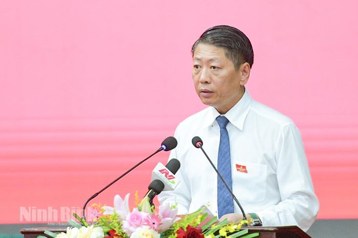 Đồng chí Trần Song Tùng, Ủy viên Ban Thường vụ Tỉnh ủy, Phó Chủ tịch Thường trực UBND tỉnh trình bày Báo cáo tóm tắt tình hình thực hiện kế hoạch phát triển kinh tế - xã hội 6 tháng đầu năm; phương hướng, nhiệm vụ trọng tâm 6 tháng cuối năm 2026.