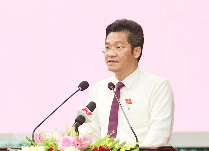Đồng chí Trần Anh Dũng, Ủy viên Ban Thường vụ Tỉnh ủy, Phó Chủ tịch UBND tỉnh trình bày báo cáo kết quả giải quyết các ý kiến, kiến nghị của cử tri.