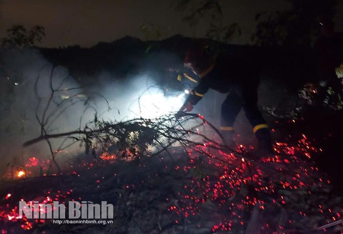 Cán bộ, chiến sĩ Đội Chữa cháy và Cứu nạn, cứu hộ khu vực Tân Thanh chữa cháy tại hiện trường.