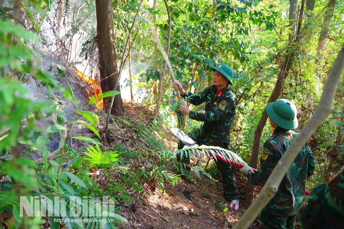 Cán bộ, chiến sĩ Ban Chỉ huy phòng thủ Khu vực 1 - Phù Vân nỗ lực chữa cháy tại hiện trường.