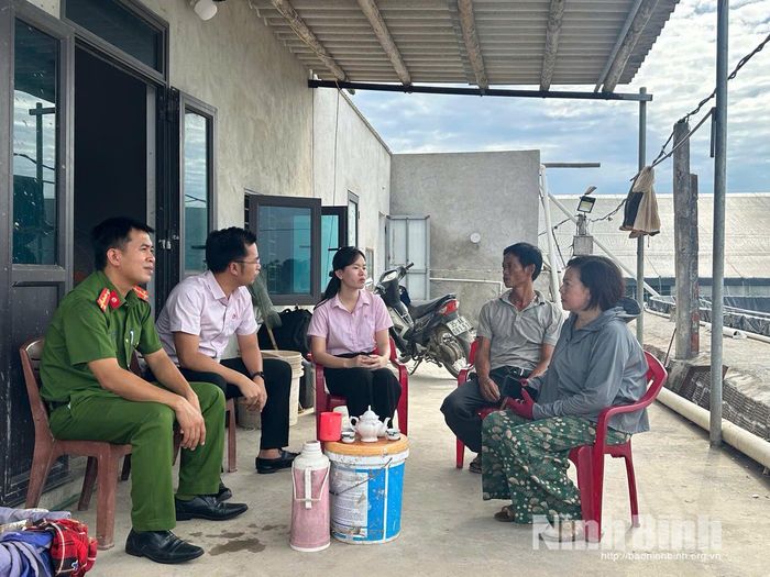 Đại diện Phòng giao dịch NHCSXH Kim Sơn cùng Công an xã và cấp ủy địa phương động viên, kiểm tra tình hình sử dụng vốn vay tại gia đình anh Nguyễn Văn Thủy (xóm 4, xã Kim Đông).