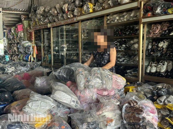 Từ nguồn vốn chính sách, cửa hàng kinh doanh giày dép của gia đình chị P trở thành điểm tựa vững chắc để hai vợ chồng chung tay phát triển kinh tế.