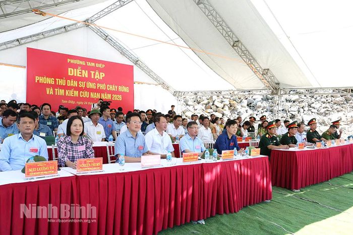 Các đại biểu tham dự diễn tập phòng thủ dân sự ứng phó cháy rừng và tìm kiếm cứu nạn năm 2026 tại phường Tam Điệp