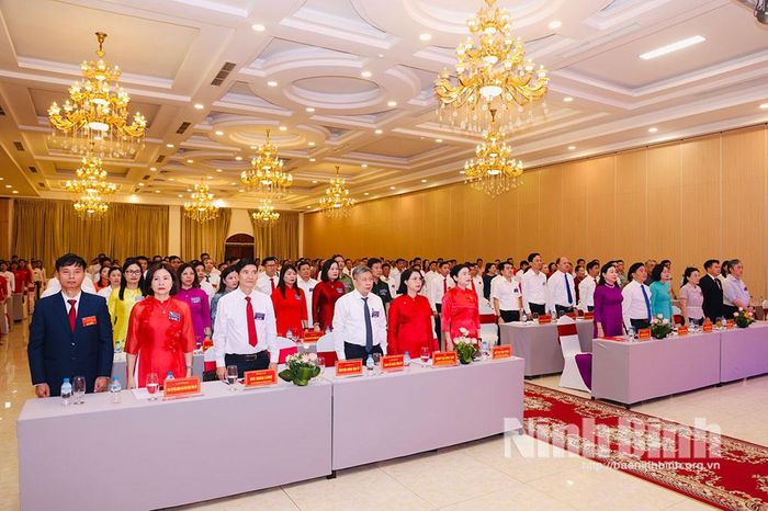 Các đại biểu thực hiện nghi lễ chào cờ.