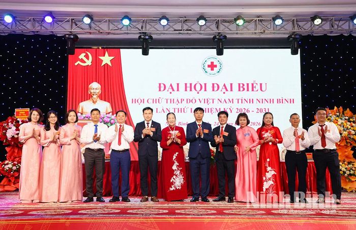 Đoàn đại biểu Hội Chữ thập đỏ tỉnh đi dự Đại hội cấp trên ra mắt Đại hội.