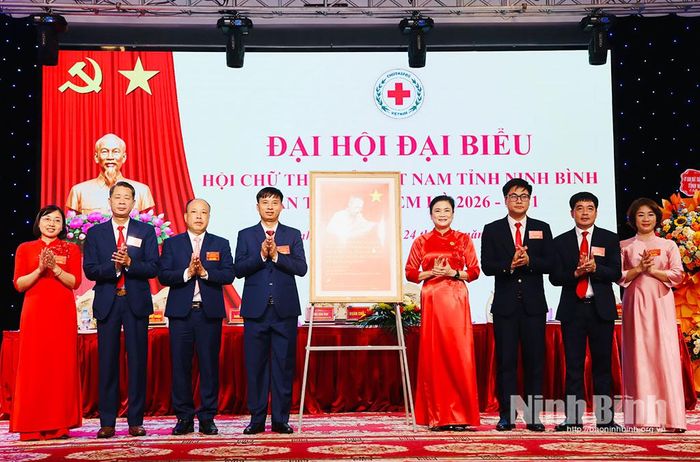 Đồng chí Đỗ Thị Thu Thảo, Bí thư Đảng ủy, Chủ tịch Trung ương Hội Chữ thập đỏ Việt Nam trao bức tranh Bác Hồ tặng Đại hội.