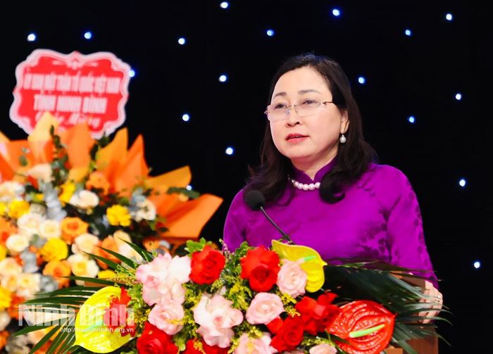 Đồng chí Đinh Thị Lụa, Phó Bí thư Tỉnh ủy, Chủ tịch Ủy ban Mặt trận Tổ quốc Việt Nam tỉnh phát biểu tại Đại hội.