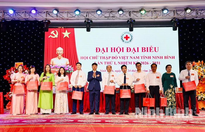 Trao quà cho các vị Ủy viên Ban Chấp hành không tiếp tục tham gia Ban Chấp hành Hội Chữ thập đỏ tỉnh Ninh Bình, nhiệm kỳ 2026 - 2031.
