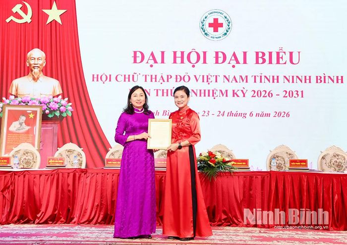 Đồng chí Đỗ Thị Thu Thảo, Bí thư Đảng ủy, Chủ tịch Trung ương Hội Chữ thập đỏ Việt Nam trao Giấy chứng nhận suy tôn Chủ tịch danh dự Hội Chữ thập đỏ tỉnh, nhiệm kỳ 2026 - 2031 cho đồng chí Đinh Thị Lụa, Phó Bí thư Tỉnh ủy, Chủ tịch Ủy ban Mặt trận Tổ quốc Việt Nam tỉnh.