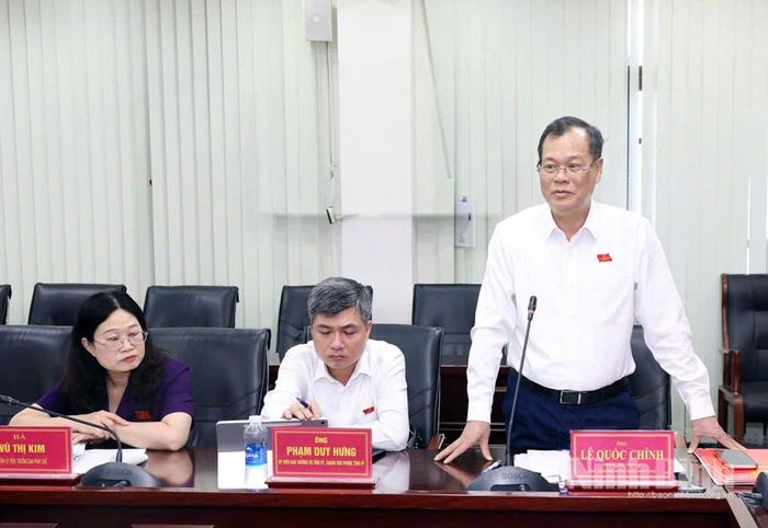 Đồng chí Lê Quốc Chỉnh, Phó Bí thư Tỉnh ủy, Chủ tịch HĐND tỉnh phát biểu ý kiến trong phiên thảo luận tại Tổ số 4.