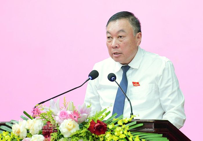 Đồng chí Đinh Văn Tiên, Ủy viên Ban Thường vụ Tỉnh ủy, Giám đốc Sở Nông nghiệp và Môi trường trình bày các tờ trình.