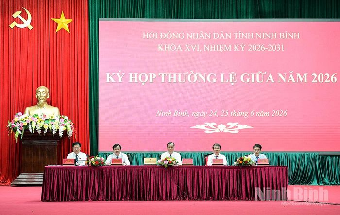 Các đồng chí Chủ tọa điều hành Kỳ họp.