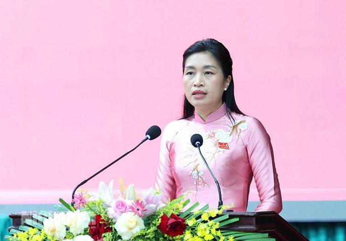 Đồng chí Nguyễn Thị Nhung, Tỉnh ủy viên, Trưởng Ban Kinh tế - Ngân sách HĐND tỉnh trình bày Báo cáo thẩm tra của Ban.
