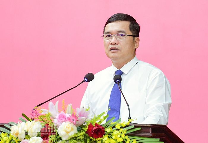 Đồng chí Nguyễn Văn Lượng, Ủy viên Ban Thường vụ Tỉnh ủy, Giám đốc Sở xây dựng trình bày các tờ trình.