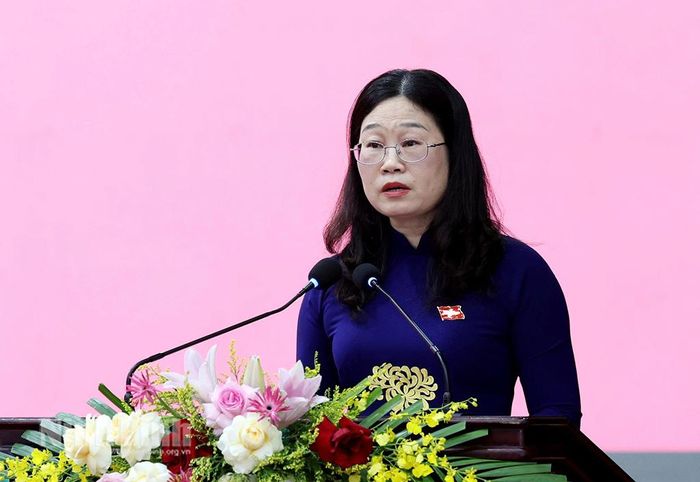 Đồng chí Vũ Thị Kim, Tỉnh ủy viên, Trưởng Ban Pháp chế HĐND tỉnh trình bày Báo cáo thẩm tra của Ban.