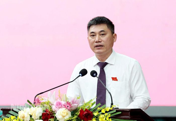 Đồng chí Phạm Anh Tuấn, Tỉnh ủy viên, Trưởng Ban Văn hóa - Xã hội HĐND tỉnh trình bày Báo cáo thẩm tra của Ban.
