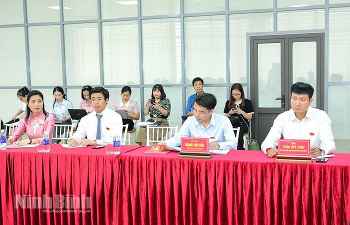 Đồng chí Bí thư Tỉnh ủy Trần Huy Tuấn và các đại biểu tham dự thảo luận tại Tổ số 2.