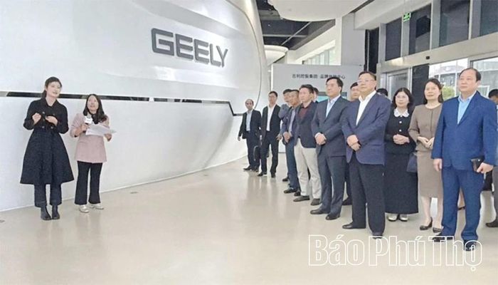 Chủ tịch UBND tỉnh Trần Duy Đông và đoàn công tác của tỉnh nghe giới thiệu về Tập đoàn Geely trong chuyến công tác xúc tiến đầu tư tại Trung Quốc, tháng 4/2026. Ảnh: TL