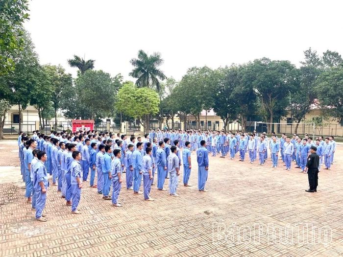 Cơ sở Cai nghiện ma túy số 2 phối hợp với Phòng Cảnh sát Cơ động, Công an tỉnh tổ chức cho học viên học đội ngũ, rèn luyện thể chất.