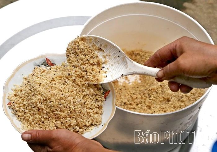 Trứng kiến - nguyên liệu chính để làm nên món bánh dân dã, độc đáo.