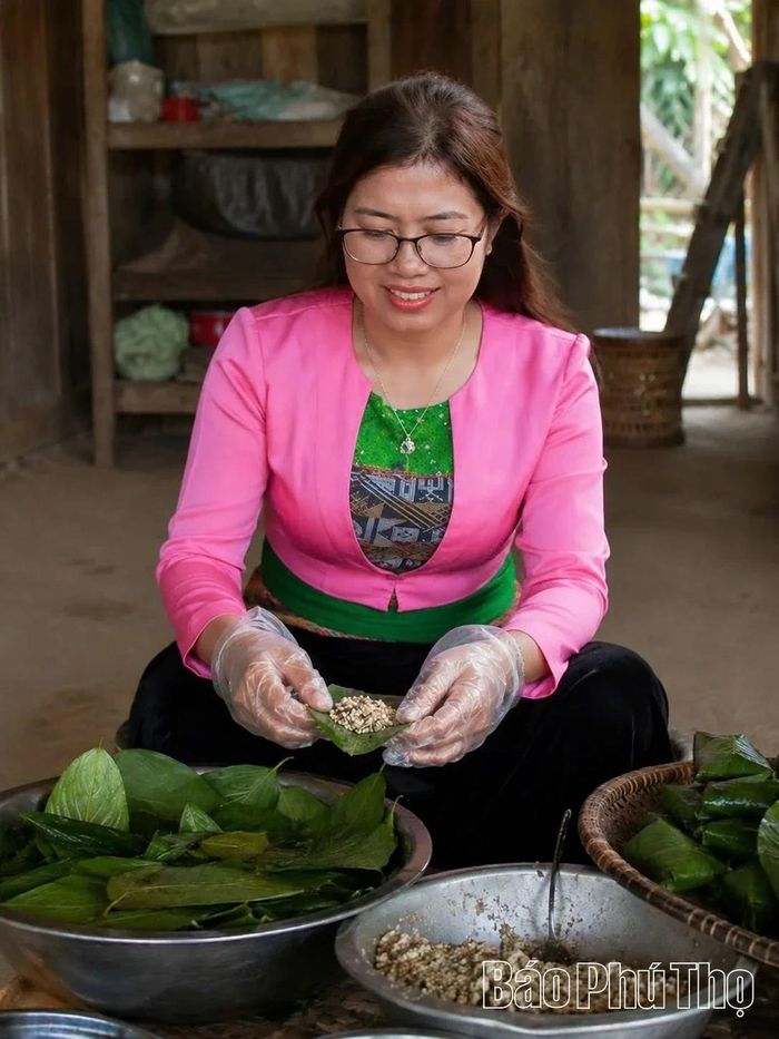 Qua bàn tay khéo léo của chị Lê Thị Xuân (xã Tân Sơn) đã tạo nên những chiếc bánh trứng kiến mang hương vị đặc trưng của núi rừng.
