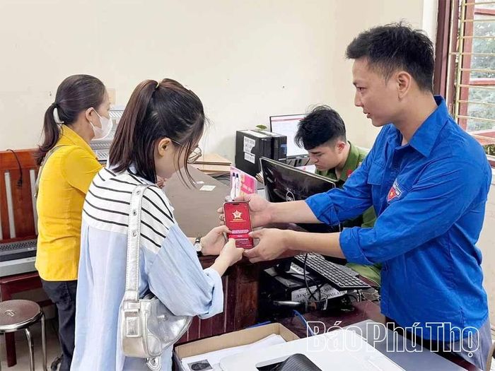 Đoàn Thanh niên xã Vân Bán hướng dẫn người dân cài đặt Sổ sức khỏe điện tử trên ứng dụng VNeID, góp phần nâng cao hiệu quả chuyển đổi số tại cơ sở.