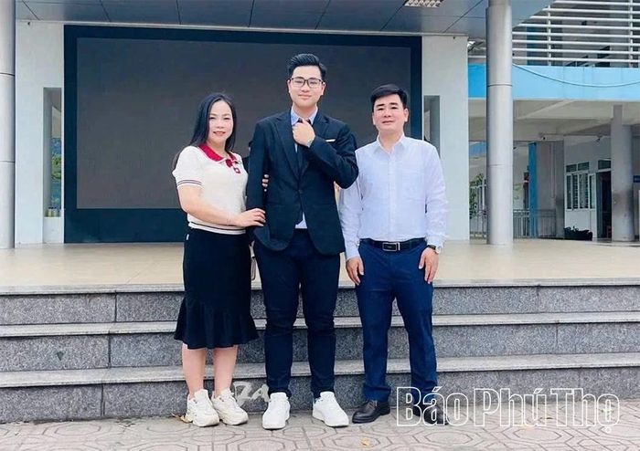 Đối với Nguyễn Hoàng Tùng, mỗi thành tích đạt được không phải là điểm dừng mà là động lực để tiếp tục phấn đấu hoàn thiện bản thân. Quá trình đó luôn có sự hỗ trợ đồng hành của bố mẹ và người thân.
