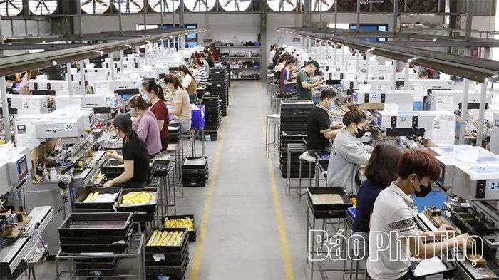 Nhiều nông dân đã trở thành công nhân, kỹ thuật viên trong các nhà máy. Trong ảnh: Dây chuyền sản xuất sản phẩm đồ chơi tại công ty TNHH GY, CCN Yên Lập.