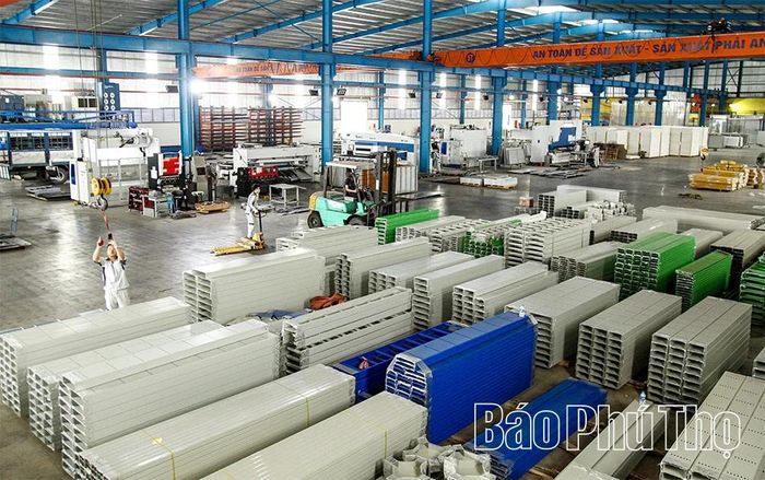 Sản phẩm cửa thép chống cháy của Công ty TNHH Sản xuất - Thương mại Thành Tiến, Cụm công nghiệp Đồng Sóc được thị trường trong và ngoài tỉnh ưa chuộng.