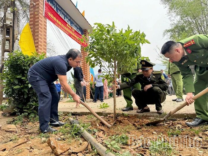 Thực hiện mô hình “Ngày thứ Bảy cùng dân”, cán bộ lãnh đạo, công chức, viên chức, lực lượng vũ trang xã Mai Châu đồng hành cùng người dân xây dựng môi trường cảnh quan xanh - sạch - đẹp tại các xóm và khu dân cư.