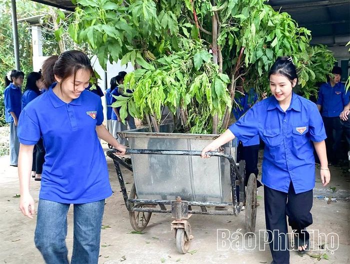 Lực lượng đoàn viên thanh niên xã Mai Châu tích cực tham gia các hoạt động xã hội, đồng hành cùng đội ngũ cán bộ, công chức phục vụ Nhân dân.