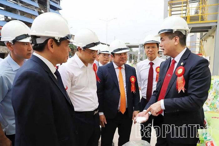 Đồng chí Phạm Thanh Tùng - Bí thư Đảng ủy, Tổng Giám đốc Công ty giới thiệu sản phẩm mới của Công ty là Kali sulphat cho các đồng chí lãnh đạo cấp trên.
