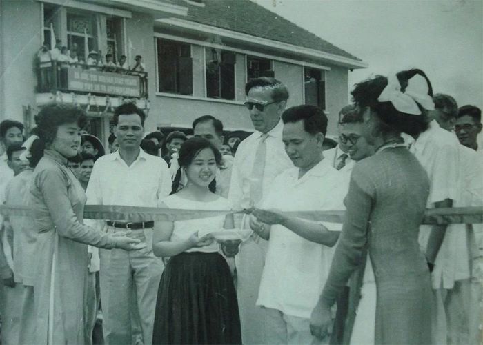 Ngày 24/6/1962, thay mặt Đảng, Nhà nước, Phó Thủ tướng Lê Thanh Nghị cắt băng khánh thành Nhà máy. Ảnh tư liệu