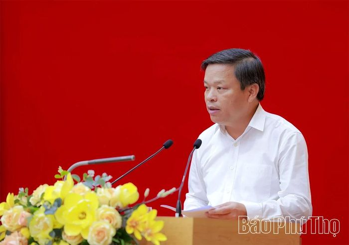 Đồng chí Phó Chủ tịch UBND tỉnh Phan Trọng Tấn phát biểu thảo luận tại hội nghị.