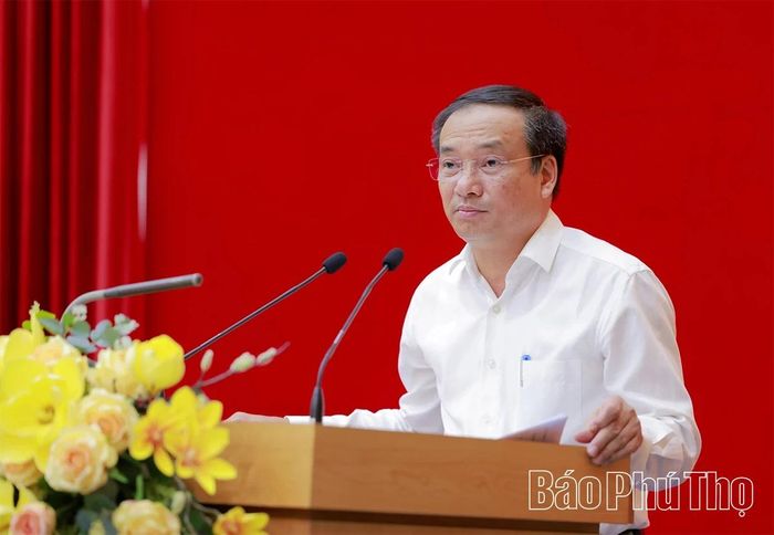 Đồng chí Trưởng Ban Tuyên giáo và Dân vận Tỉnh ủy Lương Đức Minh trình bày báo cáo tổng kết thực hiện Quyết định số 23-QĐ/TW của Bộ Chính trị về Quy chế công tác dân vận của hệ thống chính trị trên địa bàn tỉnh.